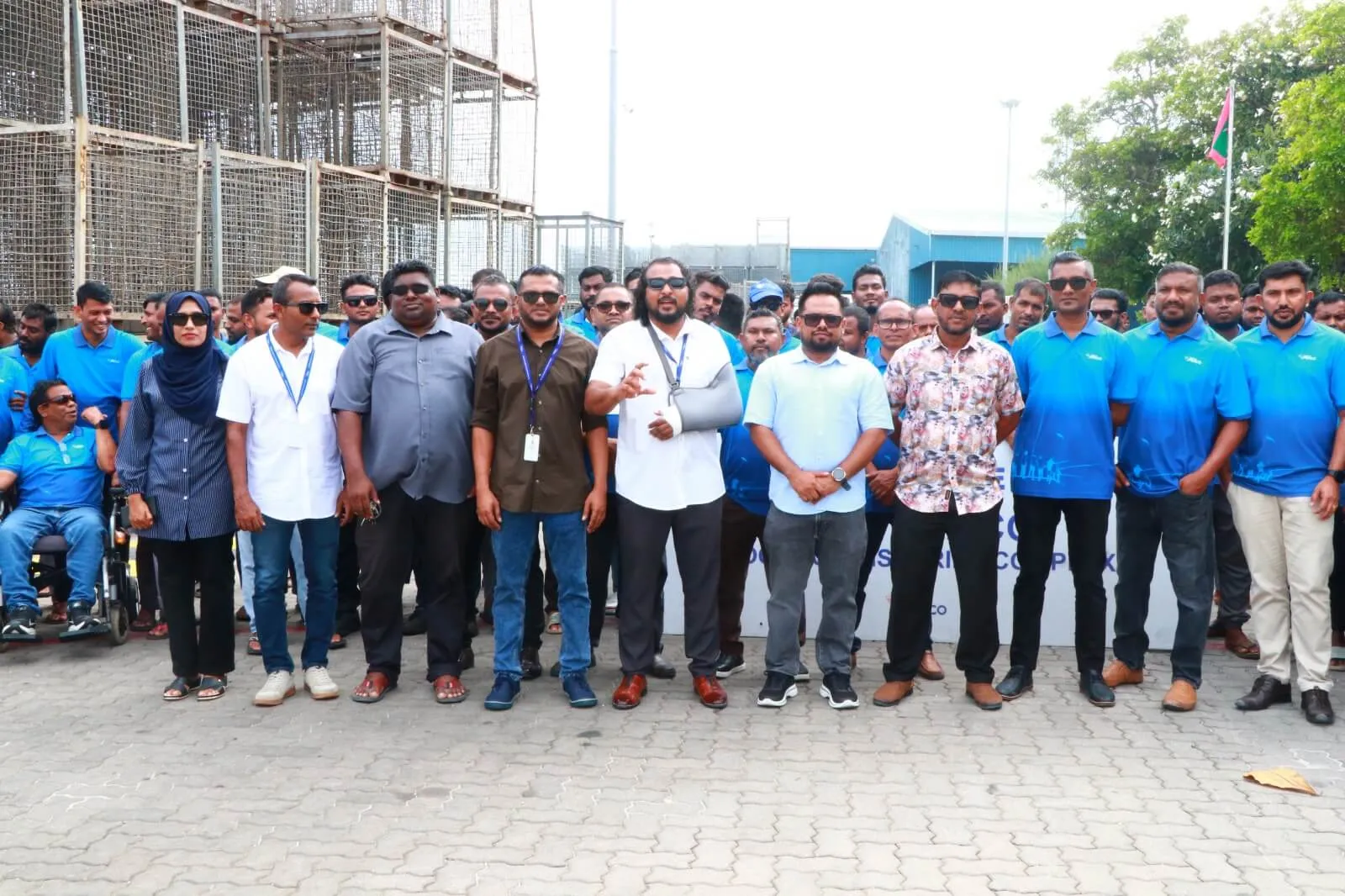 މިފްކޯގެ ސީއީއޯ އަނަސް، މުއައްޒަފުންނާއެކު.. ފޮޓޯ: މިފްކޯ