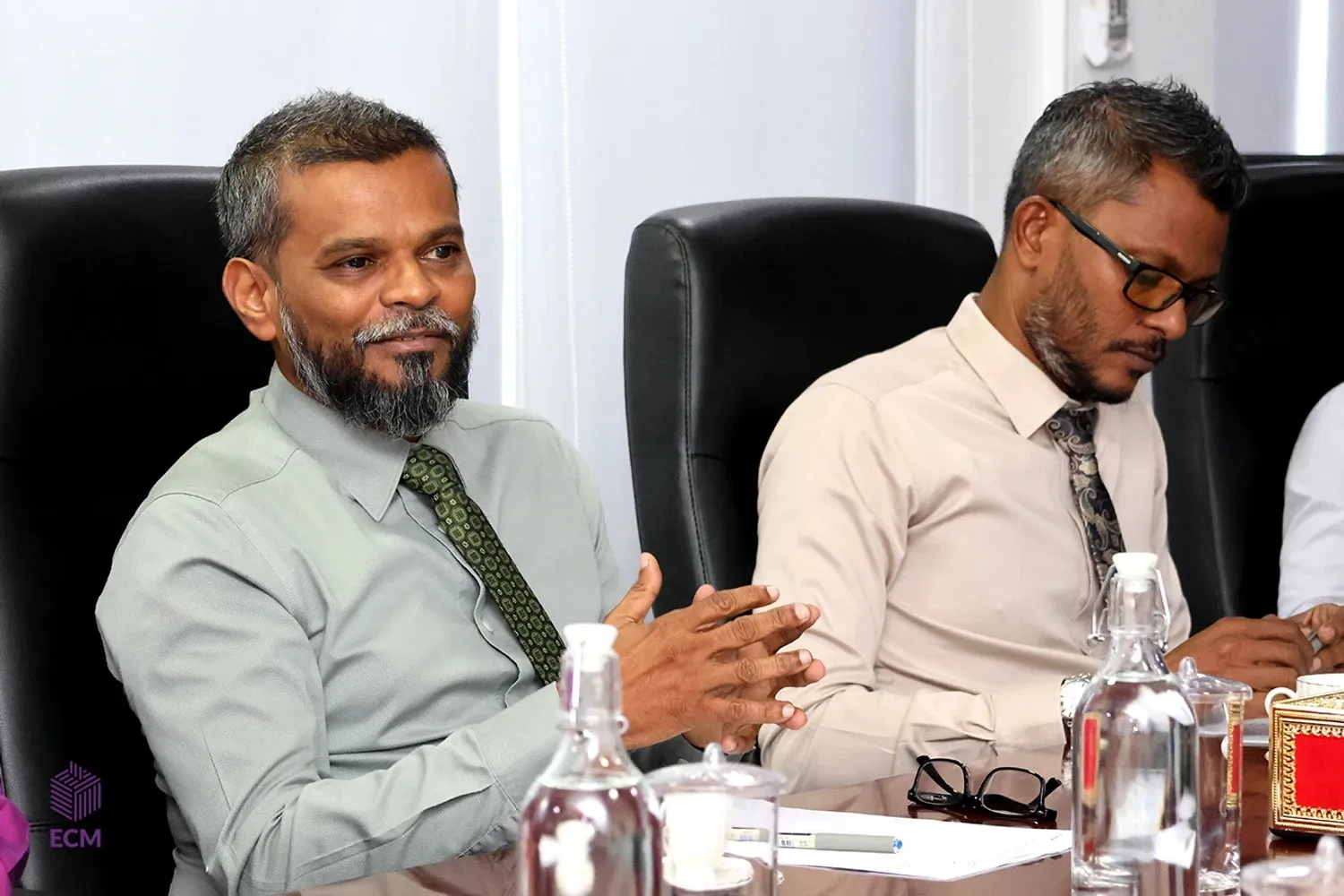 އީސީގެ ރައީސް މުހައްމަދު ޝަކީލާއި މެމްބަރު ޒަކަރިއްޔާ -- ފޮޓޯ: އީސީ