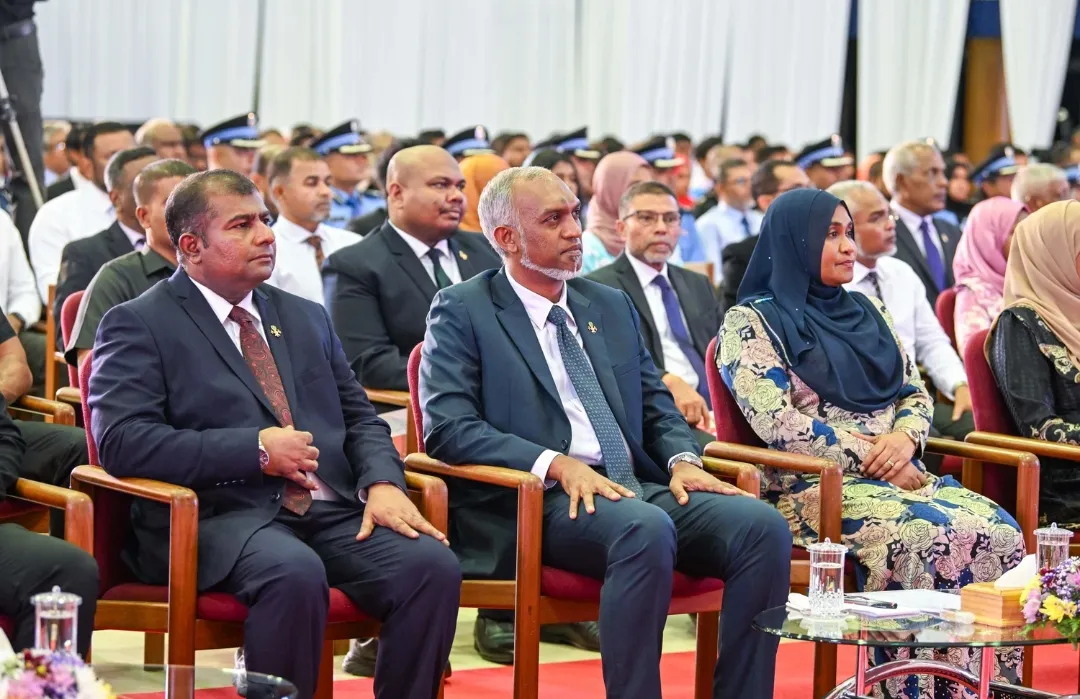 ރައީސުލްޖުމްހޫރިއްޔާ ޑރ މުހައްމަދު މުޢިއްޒުގެ ދެކަނބަލުންނާއި ދިވެހި ބަހާއި ސަގާފަތާއި ބެހޭ ވުޒާރާގެ ވަޒީރު އާދަމް ނަސީރު-- ފޮޓޯ/ ރައީސް އޮފީސް