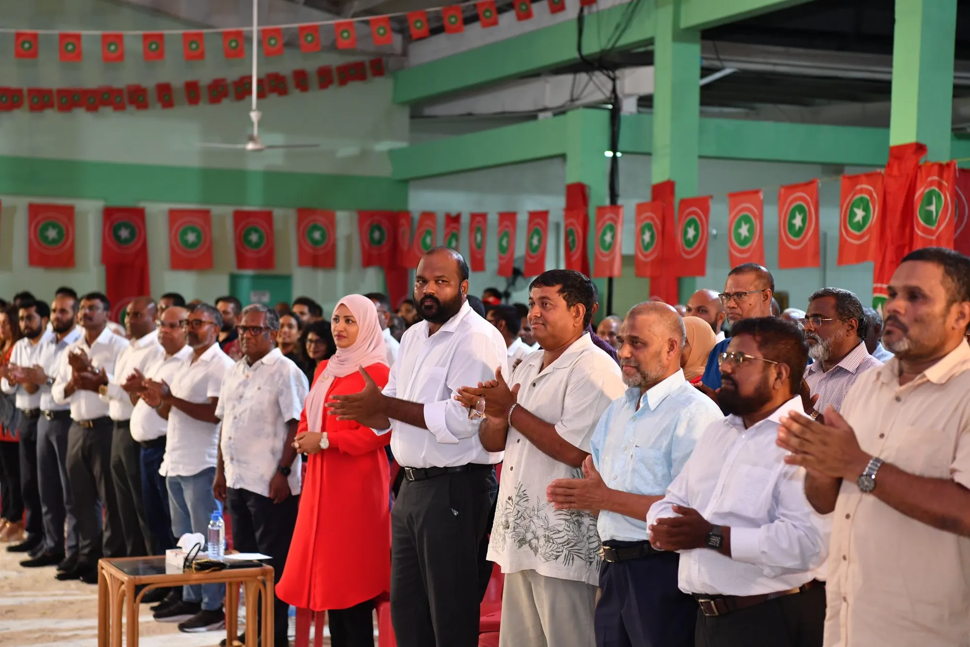 ތިން ޑޮކްޓަރުން ޤާސިމަށް ބައިއަތު ހިއްޕަވައިފި