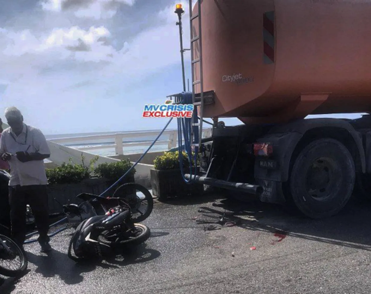 ހުޅުމާލޭގައި ސައިކަލަކާއި އެޗްޑީސީގެ ވޯޓާ ޓޭންކަރެއްޖެހި އެކްސިޑެންޓު ހިނގި ސަރަހައްދު: ފޮޓޯ/ އެމްވީ ކްރައިސިސް