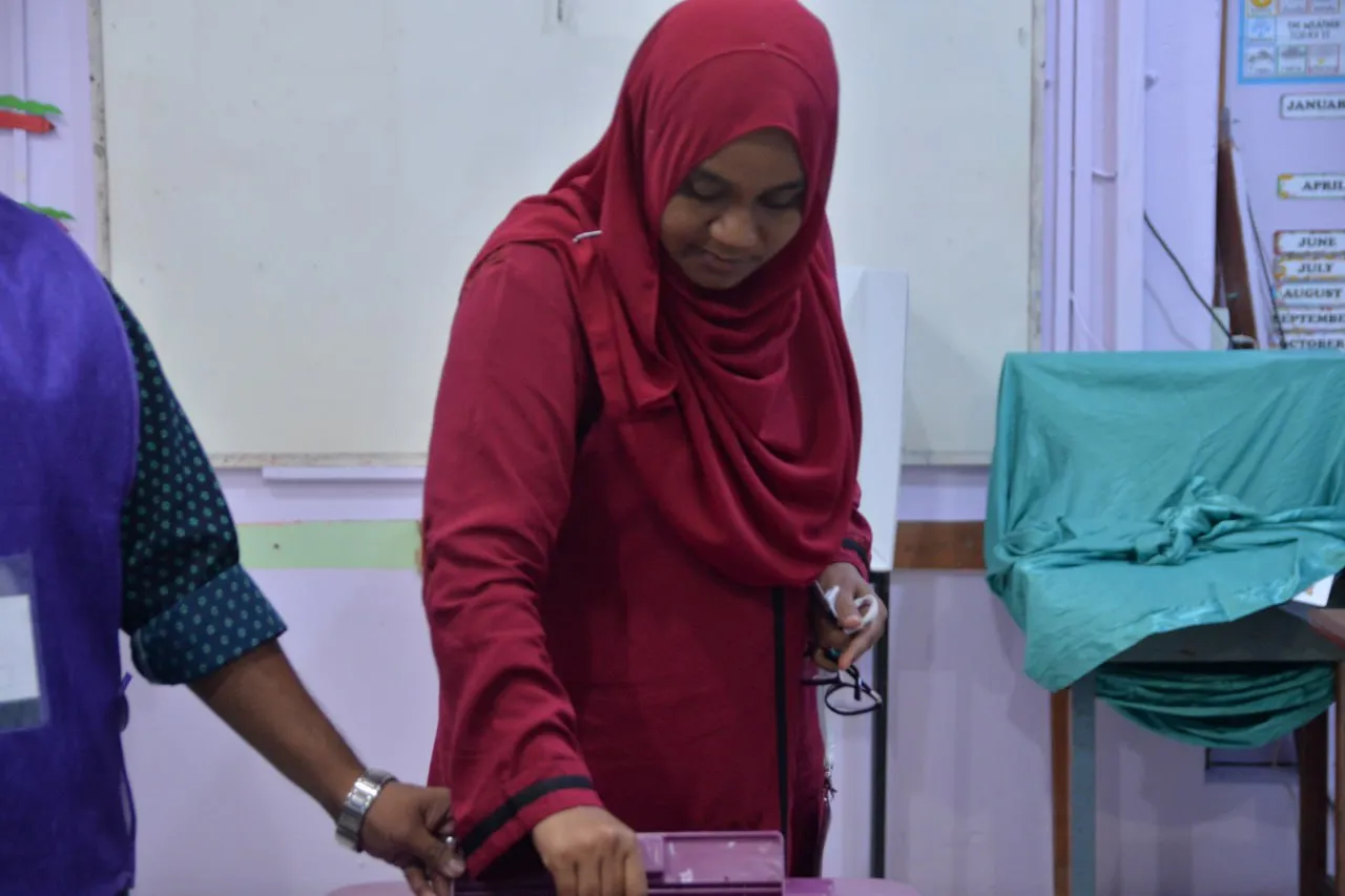 ޑރ މުޢިއްޒުގެ އަނބިކަނބަލުން ވޯޓް ލައްވައިފި