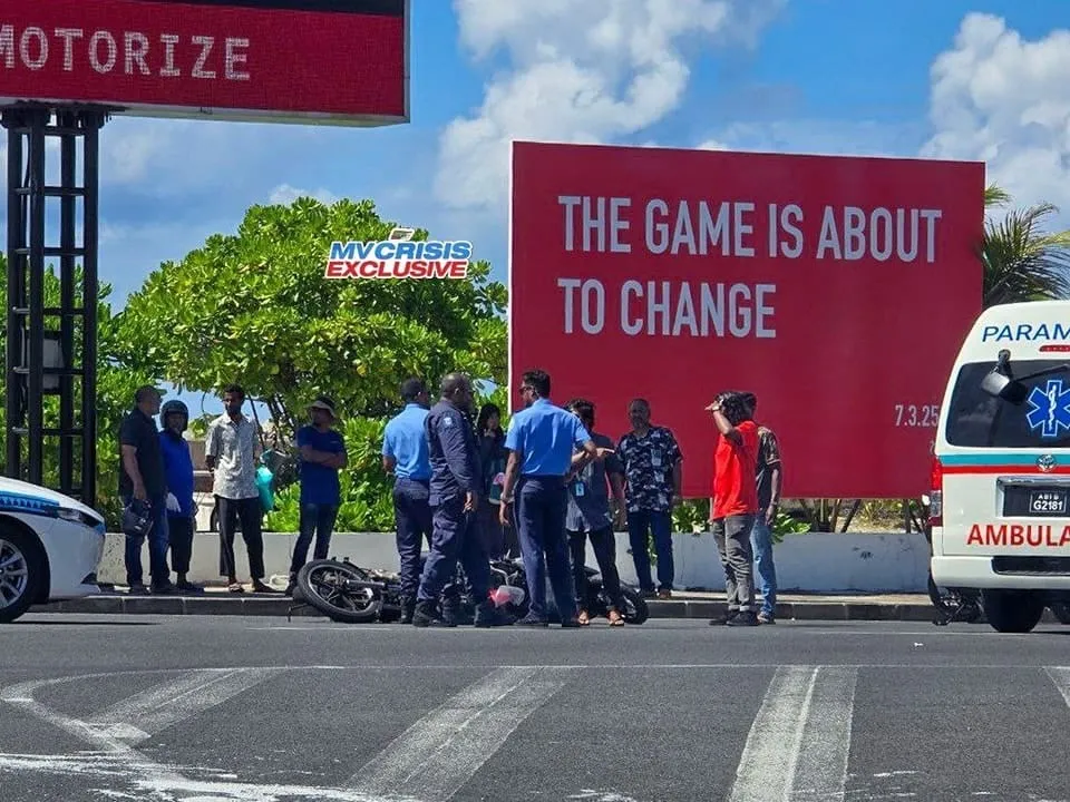 ދެ ސައިކަލު ޖެހި ނުރައްކާތެރި އެކްސިޑެންޓެއް؛ އަނިޔާވި ދެމީހުންނަށް ހޮސްޕިޓަލުގައި ފަރުވާދެނީ!
