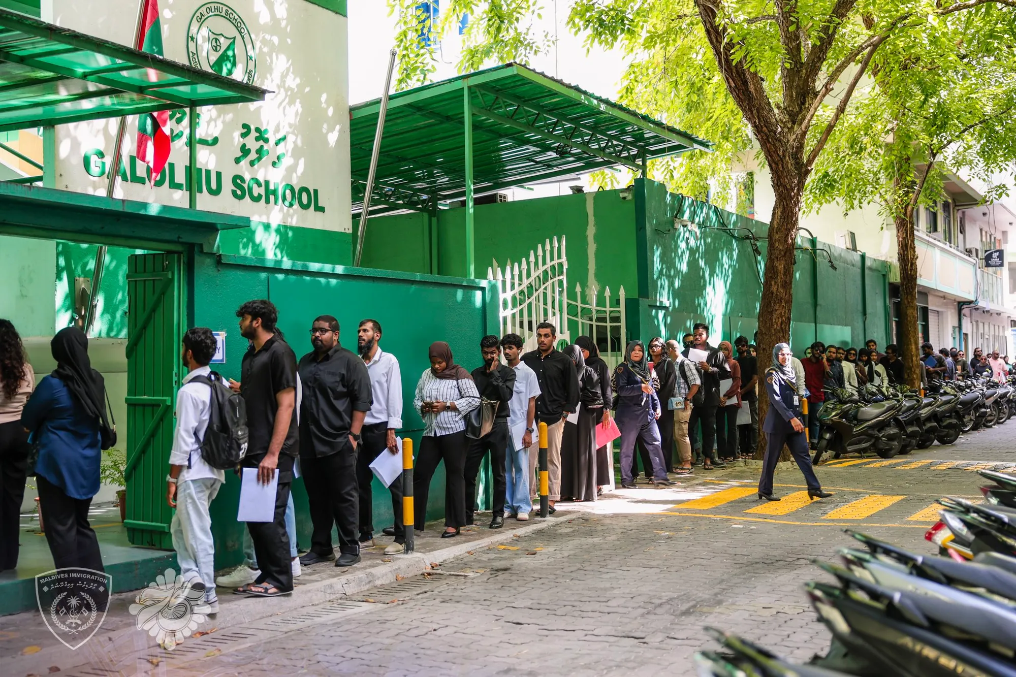 އިމިގްރޭޝަނުގެ ވަޒީފާ ހޯދުމަށް ދަމާލި ކިއޫ... ފޮޓޯ: އިމިގްރޭޝަން