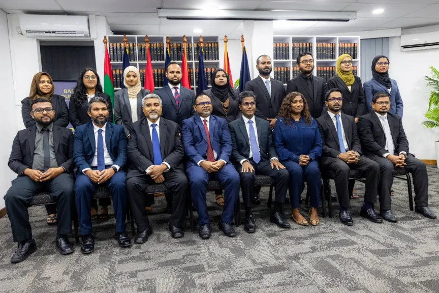 އަލަށް ގާނޫނީ ވަކީލު ކަމުގެ ހުއްދަ ހޯއްދެވި ވަކީލުން ---- ފޮޓޯ: ސަން