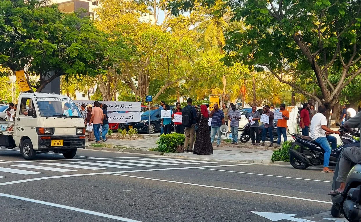 ޓެކްސީ ޑްރައިވަރުން އިއްޔެ ހަވީރު މުޒާހަރާގައި... ފޮޓޯ/ވޮއިސް