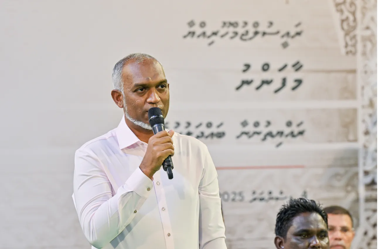 ރައީސް މުޢިއްޒު މާފަންނު ރައްޔިތުންނާ ބައްދަލުކުރެއްވުން: ފޮޓޯ/ ރައީސް އޮފީސް