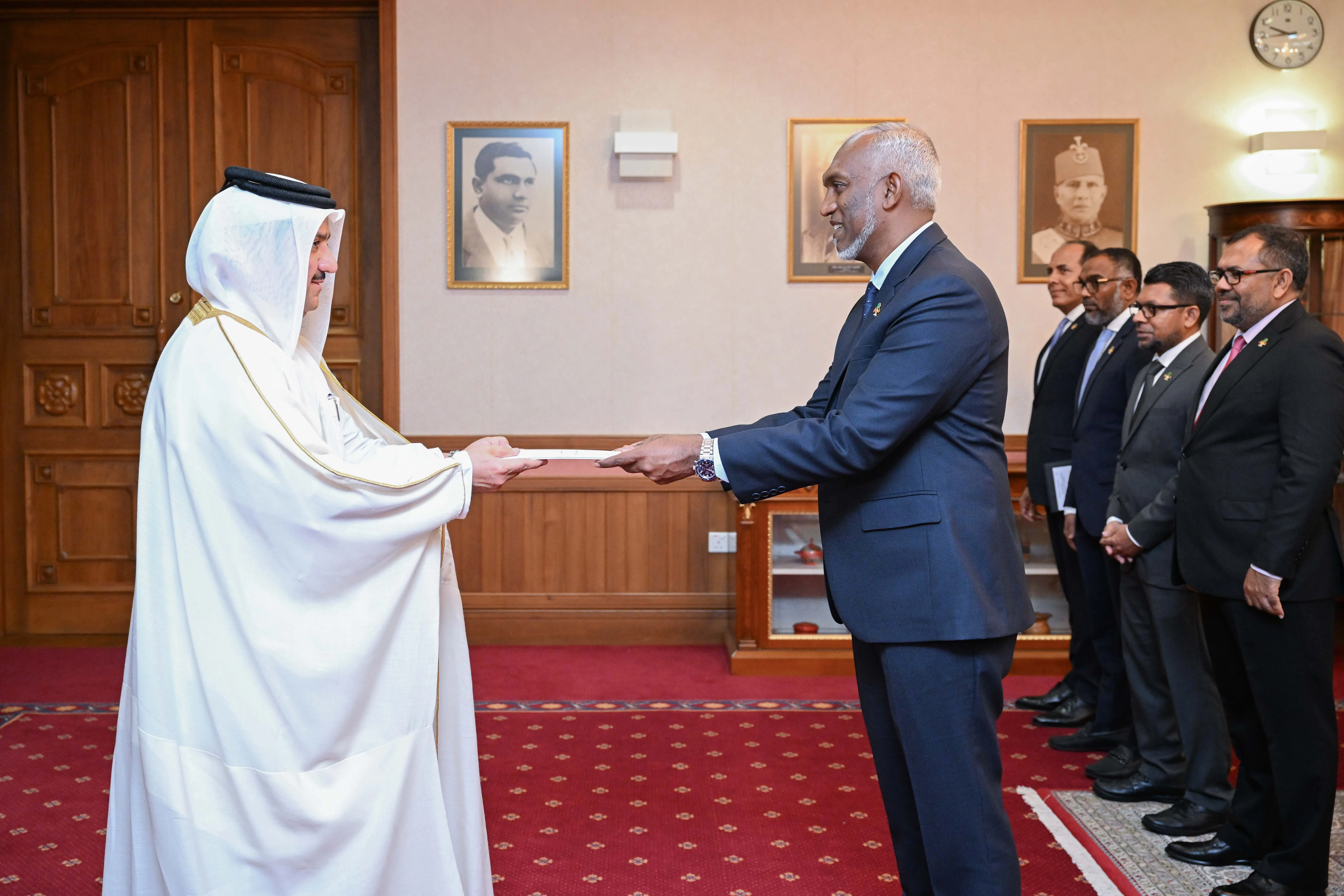 ޤަތަރުގެ އައު ސަފީރު، އެމަނިކުފާނުގެ ސަފީރުކަމުގެ ފަތްކޮޅު ރައީސުލްޖުމްހޫރިއްޔާއަށް އަރުވައިފި