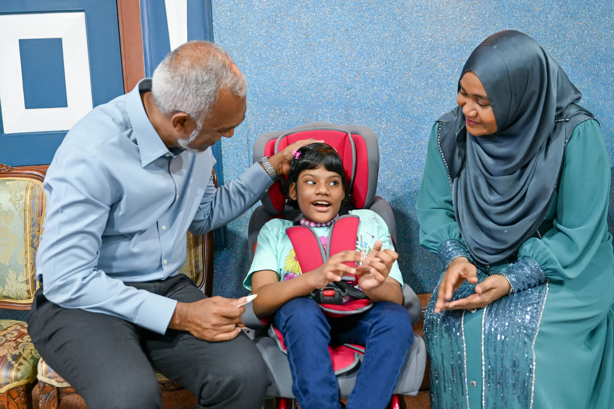ރައީސް ޑރ.މުހަޢްމަދު މުޢިއްޒުގރ ދެކަނބަލުން ނުކުޅެދުންތެރިކަން ހުންނަ ކުއްޖަކާއެކު
