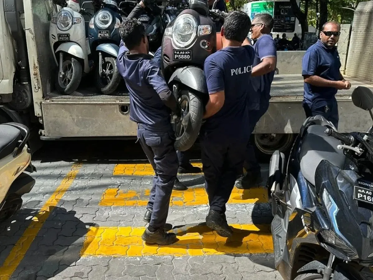 ފުލުހުން މީގެ ކުރިން މަގުމަތީޣައި ގަވައިދާ ހިލާފަށް ޕާކުކޮށްފައި ހުރި ސައިކަލެއް ޓޯ ކުރަނީ -- ފޮޓޯ: ޕޮލިސް