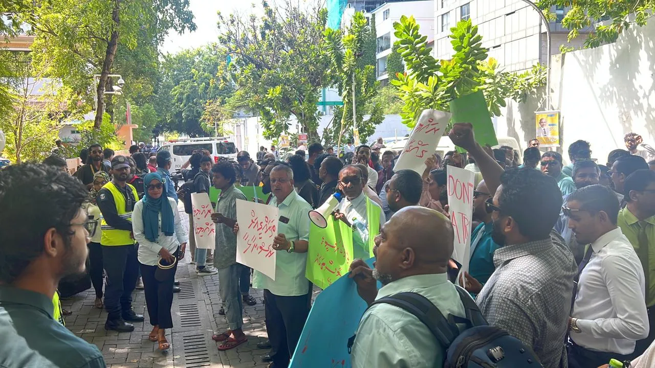 ރައްޔިތުންގެ މަޖިލީހުގެ ބޭރުގައި އާންމުން ކުރިއަށް ގެންދާ ސުލްހަވެރި އިހުތިޖާޖް ގެ ތެރެއިން-- ފޮޓޯ: އިންޓަނެޓް