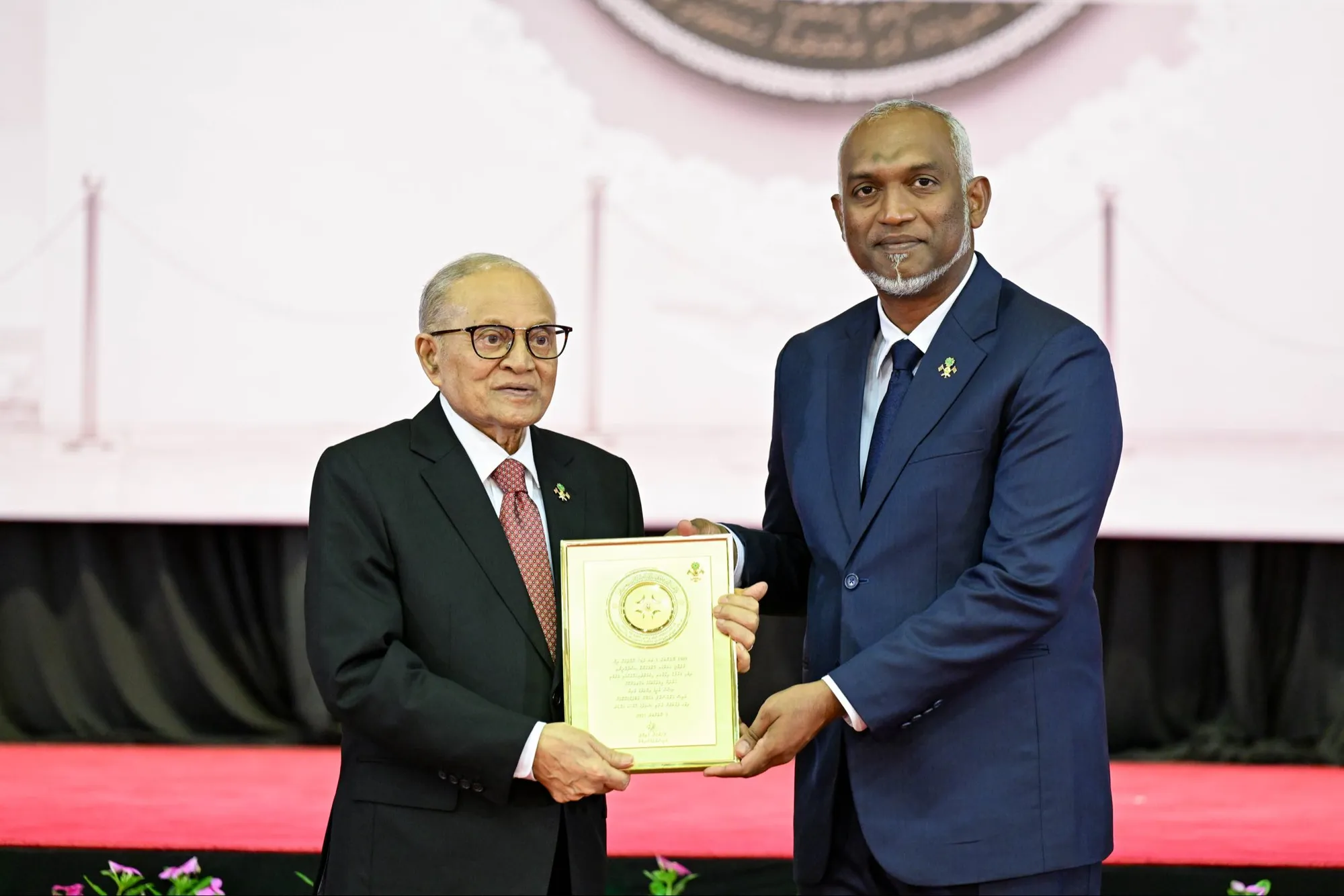 ކުރީގެ ރައީސް އަލްއުސްތާޛު މައުމޫން ޢަބްދުލްޤައްޔޫމަށް ނޮވެންބަރު 3 ގެ ޝަރަފުގެ އަރުއްވަނީ -- ފޮޓޯ: ރައީސް އޮފީސް