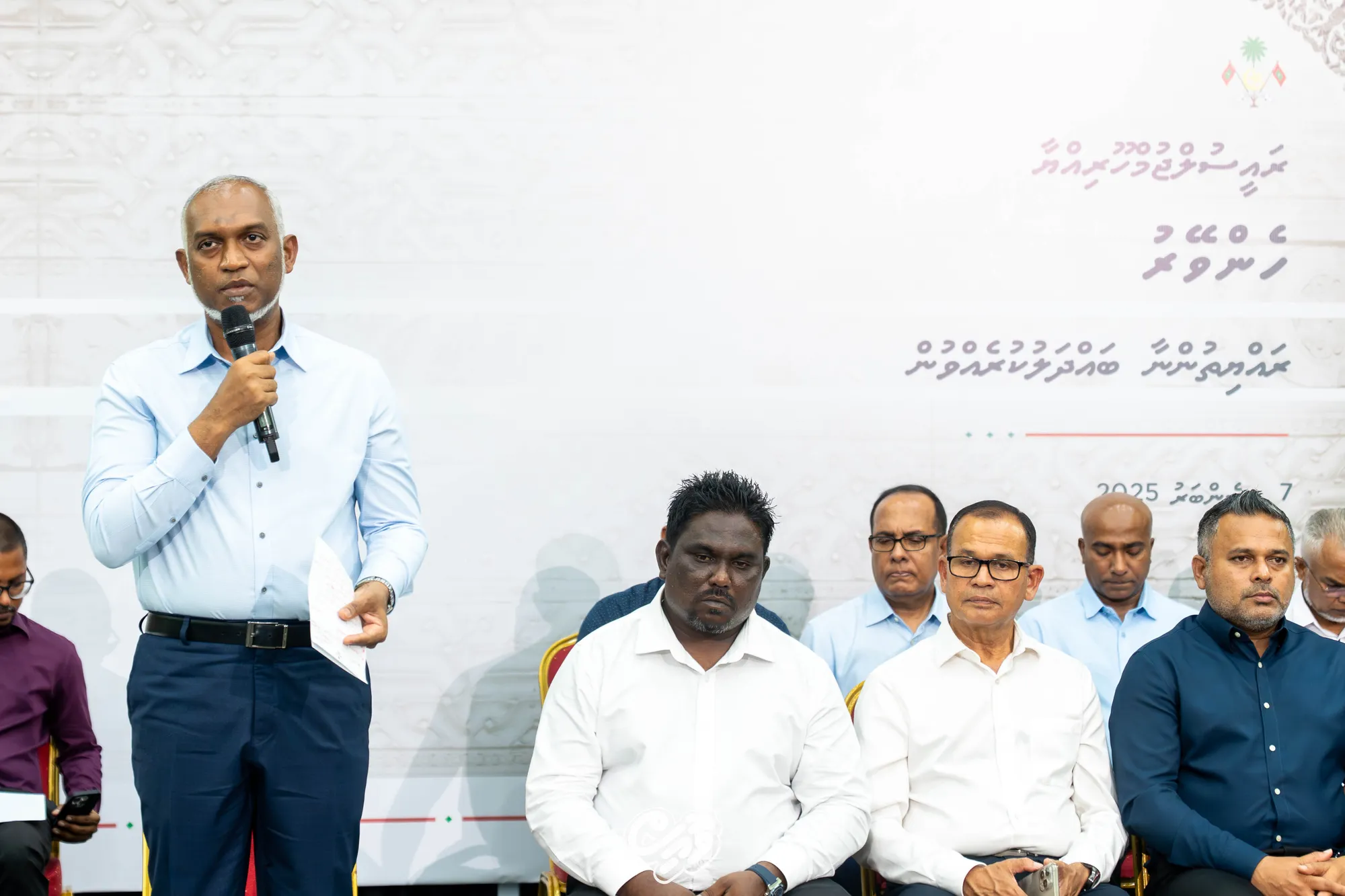 ރައީސް މުޢިއްޒު ގަލޮޅު ރައްޔިތުންނާ ބައްދަލުކުރެއްވުން: ފޮޓޯ/ ވޮއިސް
