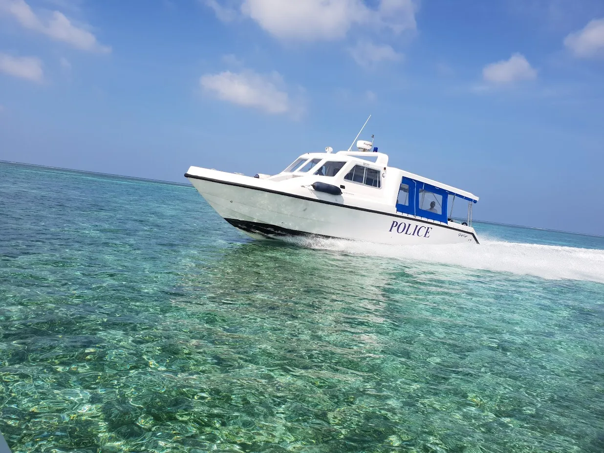 ކިނޮޅަސް ކައިރިން ފެނުނު ހަށިގަނޑު އޮތީ ވަރަށް ބޮޑަށް ކުނިވެފައި، ޖިންސު ވެސް ދެނެނުގަނެވޭ: ފުލުހުން
