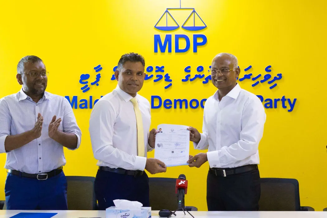 ފައިސަލް އެމްޑީޕީއަށް ސޮއި ކުރެއްވުން--ފޮޓޯ/އަދަދު