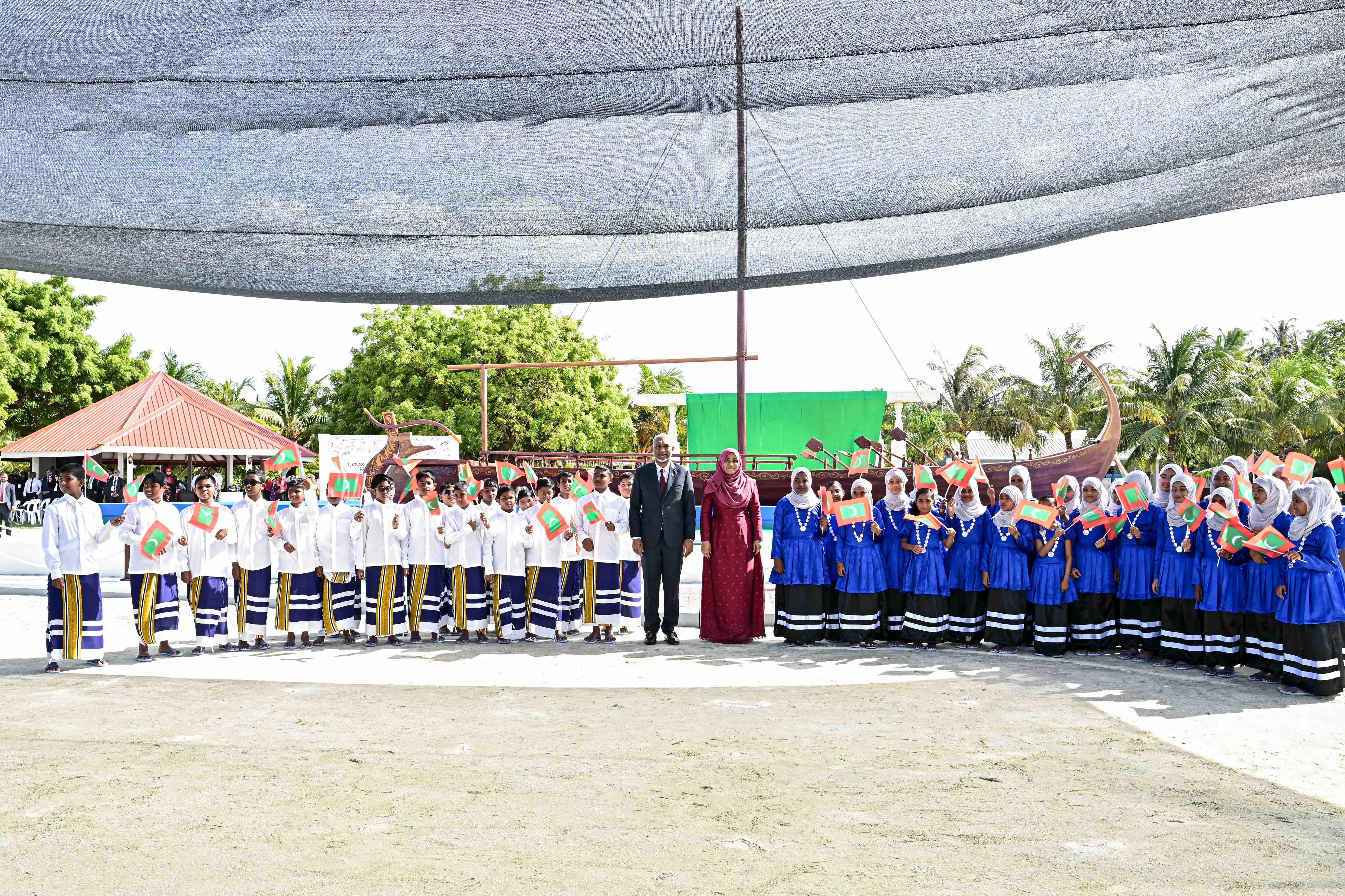 ޤައުމީ ދުވަސް ފާހަގަކުރެއްވުމަށް ރައީސުލްޖުމްހޫރިއްޔާގެ ދެކަނބަލުން އުތީމަށް ވަޑައިގެންފި