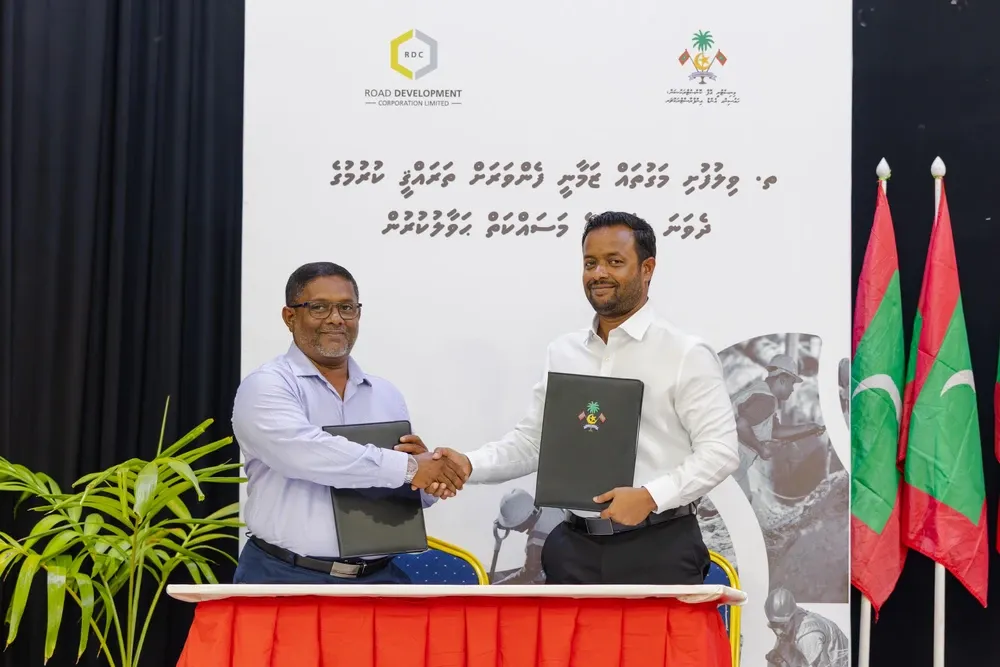 ތ. ވިލުފުށި މަގުތައް ޒަމާނީ ފެންވަރަށް ތަރައްޤީ ކުރުމުގެ މަޝްރޫޢުގެ އެއްބަސްވުމުގައި ސޮއިކޮށްފި