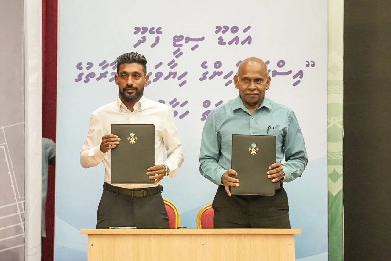 އިސްރަށްވެރިހިންގެ ފަހުނާމާގައި ސޮއި ކުރުން-ފޮޓޯ: ރައީސް އޮފީސް