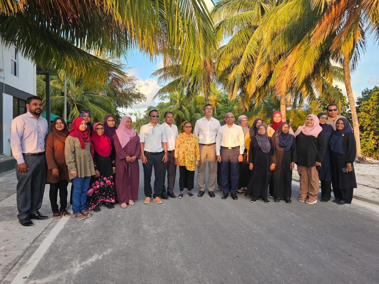 ޢަބްދުﷲ ޝާހިދު އެމްޑީޕީ އައްޑޫސިޓީއަށް ނިސްބަތްވާ މެމްބަރުންތަކަކާއެކު.. ފޮޓޯ: އެމްޑީޕީ