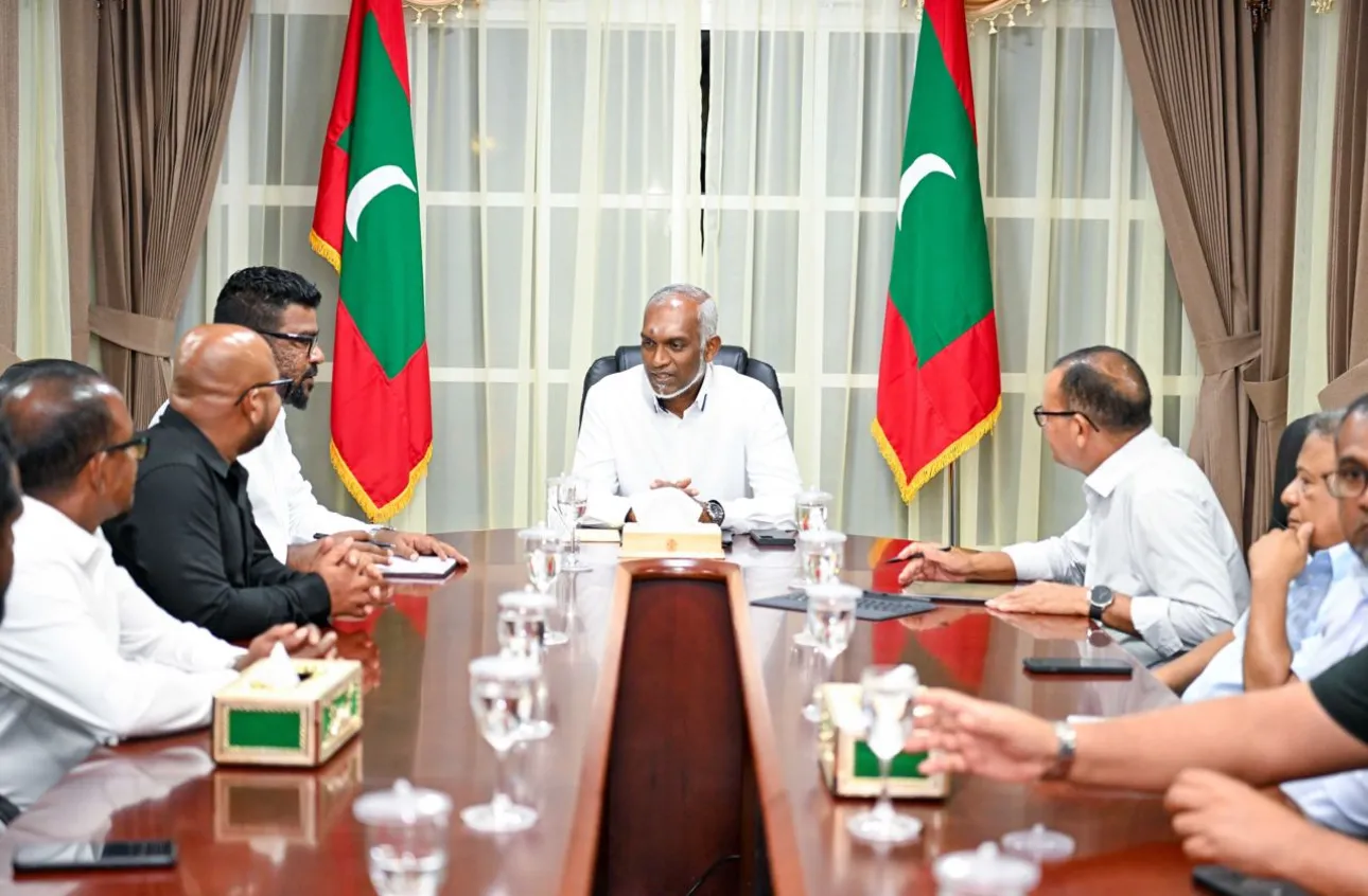 މުހައްމަދު މުޢިއްޒު ބ އަތޮޅު ކައުންސިލާ ބައްދަލުކުރައްވަނީ: ފޮަޓޯ/ ރައީސް އޮފީސް