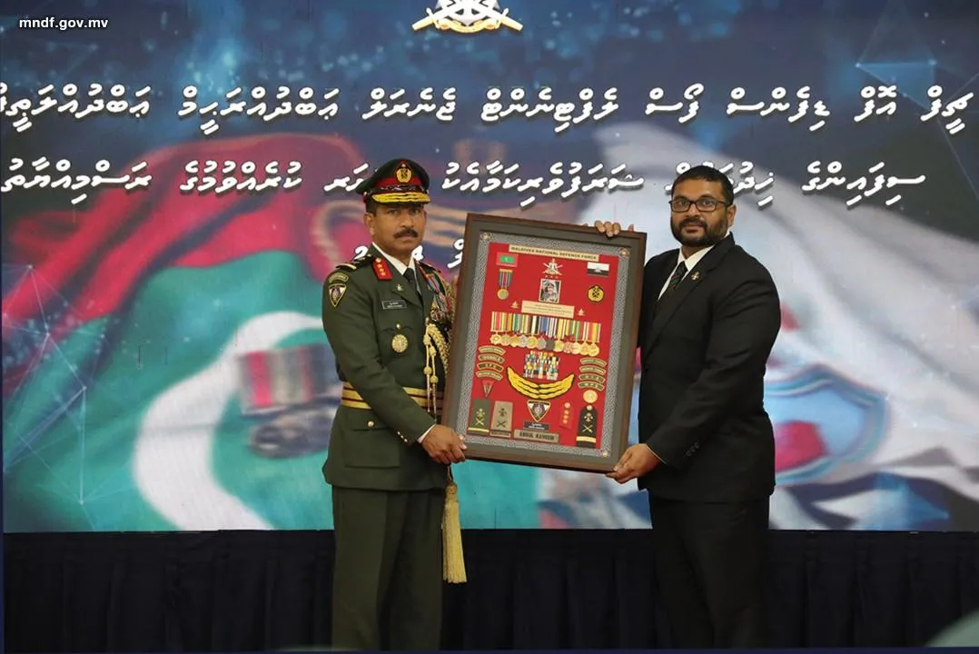 ޗީފް އޮފް ޑިފެންސްފޯސް މަގާމުން ރިޓަޔަރ ކުރެއްވުމުގެ ރަސްމިއްޔާތިގެ ތެރެއިން- ފޮޓޯ/ އެމްއެންޑީއެފް