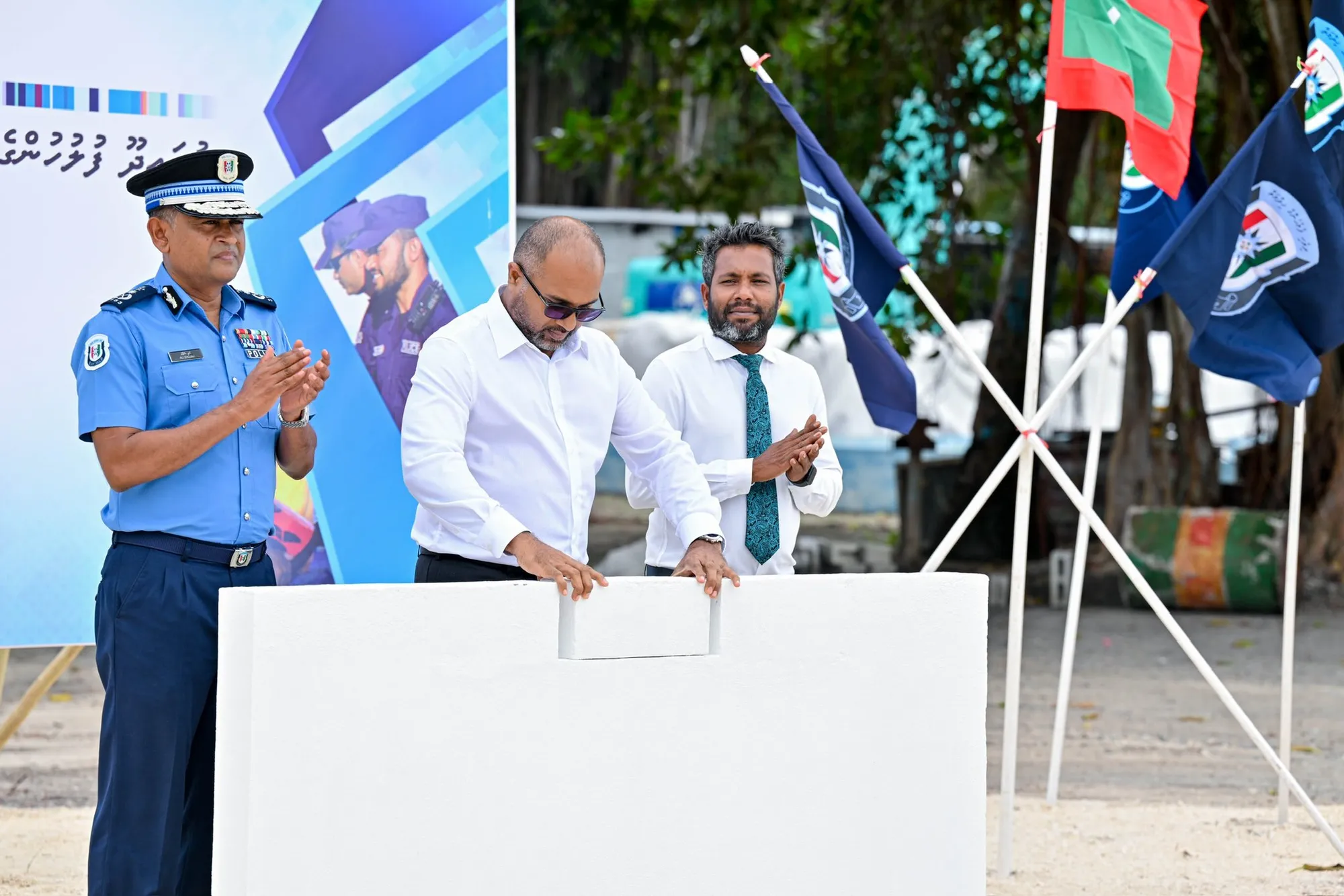 ވަޒީރު އިހުސާން، މުރައިދޫ ޕޮލިސްޓޭޝަންގެ ބިންގާ އަޅައިދެއްވުން-- ފޮޓޯ: ރައީސް އޮފީސް
