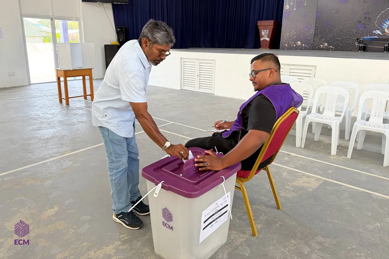 ވޯޓު ގުނަން ފަށައިފި: ސޯބެ ކުރީގައި
