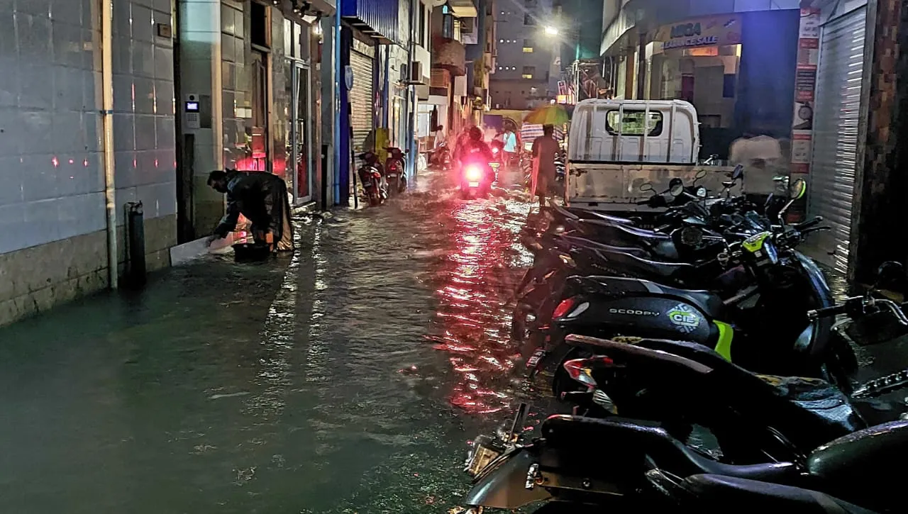 މާލެއަށް ކުރި ވިއްސާރާގައި މަގެއްގައި ފެންބޮޑުވެފައި.. ފޮޓޯ: ވޮއިސް