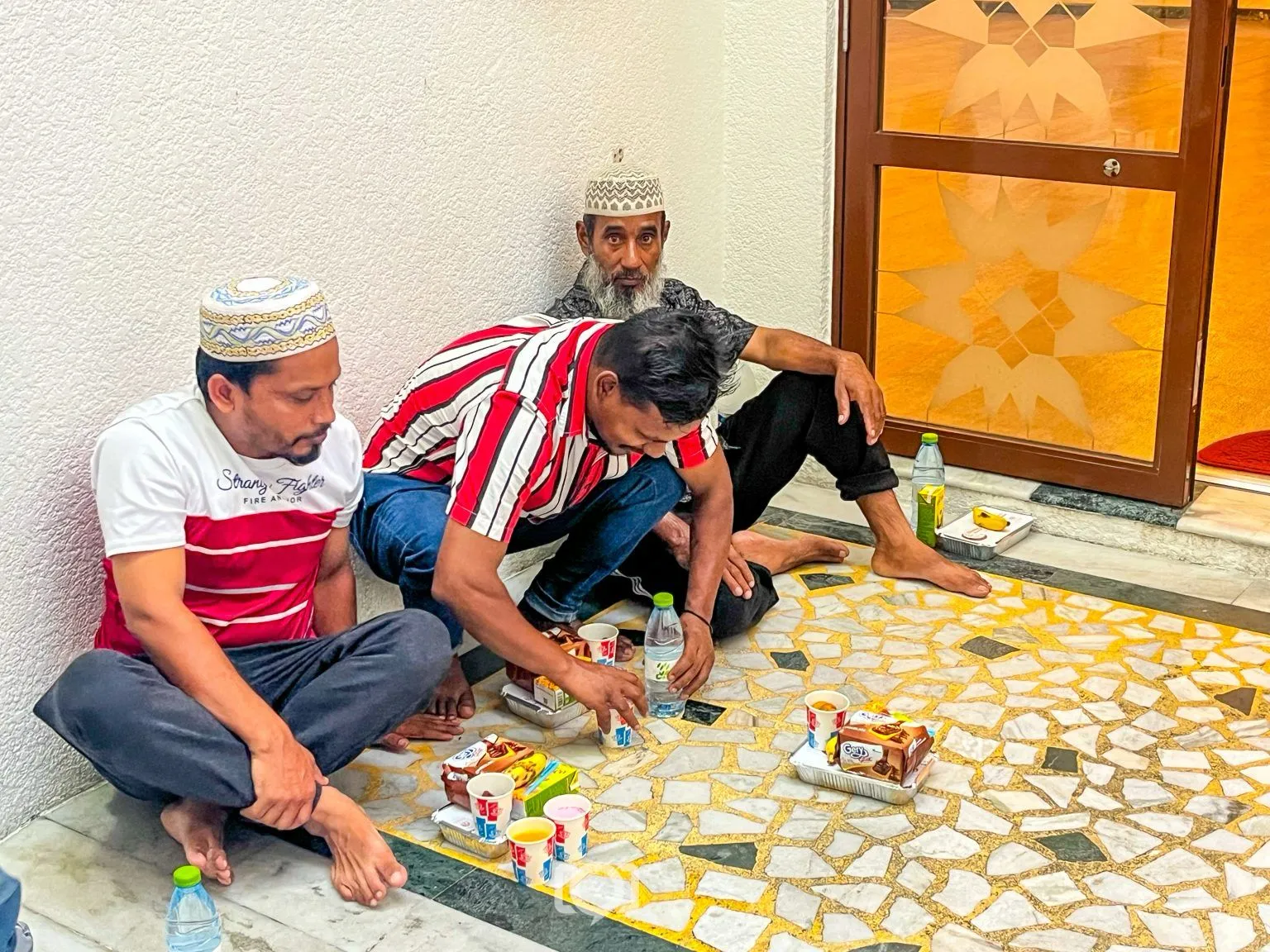 އެލައިޑުން މިސްކިތްތަކުގައި އިފްތާރު ޕެކް ބަހަނީ