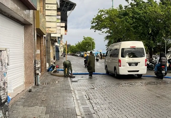މާލޭގެ މަގުތަކުގެ ފެންދައި އާއްމު ހާލަތަށް ގެނެސްފައި: ފޮޓޯ/ އެމްއެންޑީއެފް