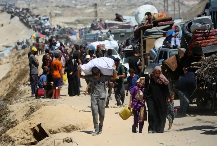 ޣައްޒާގެ ރައްޔިތުން ރައްކާތެރި ސަރަހައްދުތަަކަށް ބަދަލުވަނީ.. ފޮޓޯ: އަލްޖަޒީރާ