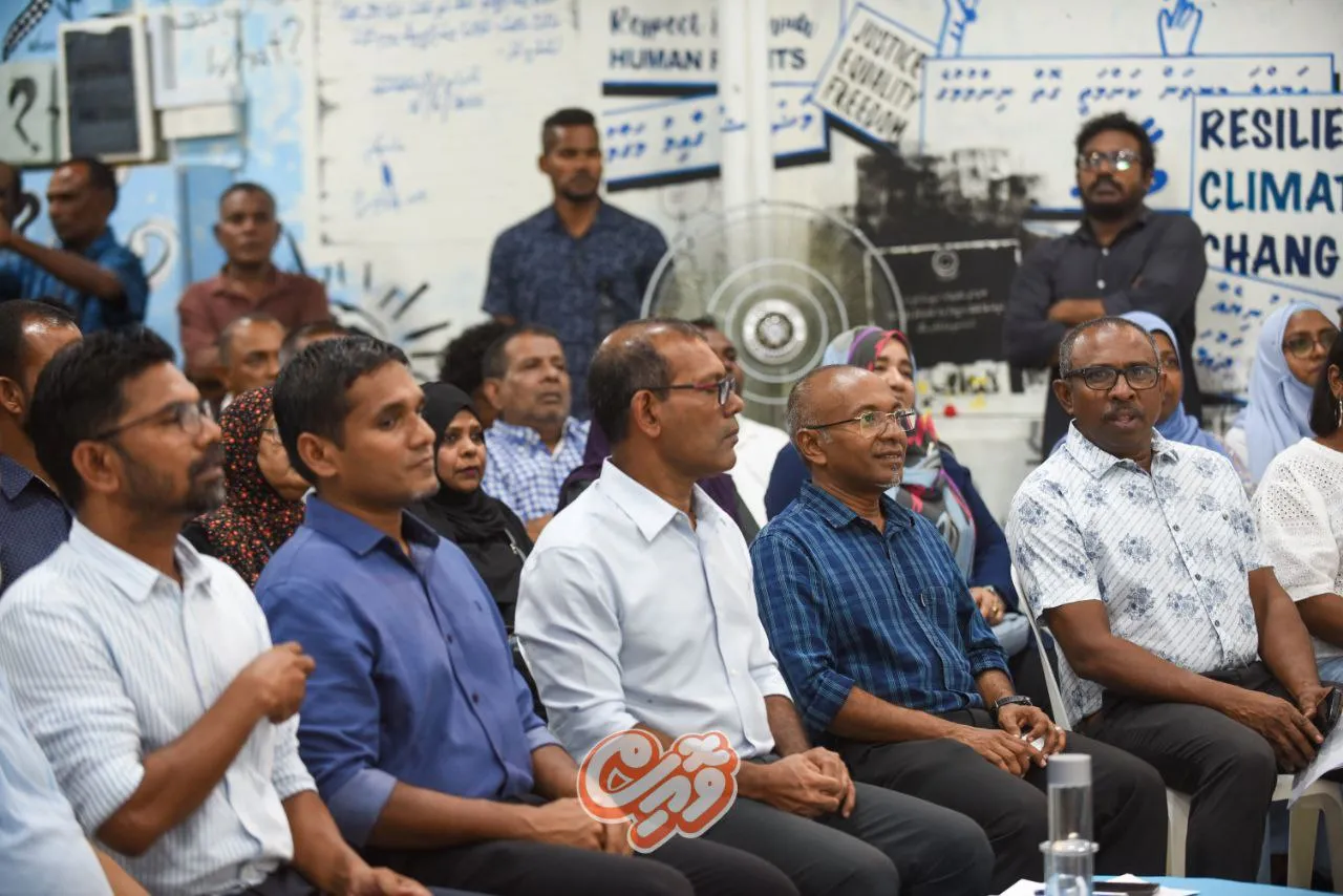 ރައީސް ނަޝީދު ހިމެނޭހެން ޑިމޮކްރެޓްސްއާ ގުޅުނުކަން މަޖިލީހަށް ނާންގާ 11 މެންބަރުން!