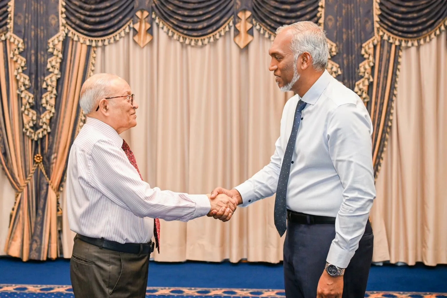 ރައީސުލްޖުމްހޫރިއްޔާ ޑޮކްޓަރ މުޙައްމަދު މުޢިއްޒު، ކުރީގެ ރައީސް އަލްއުސްތާޛު މައުމޫން ޢަބްދުލްޤައްޔޫމްއާ ބައްދަލުކުރެއްވުން/ ފޮޓޯ: ރައީސް އޮފީސް