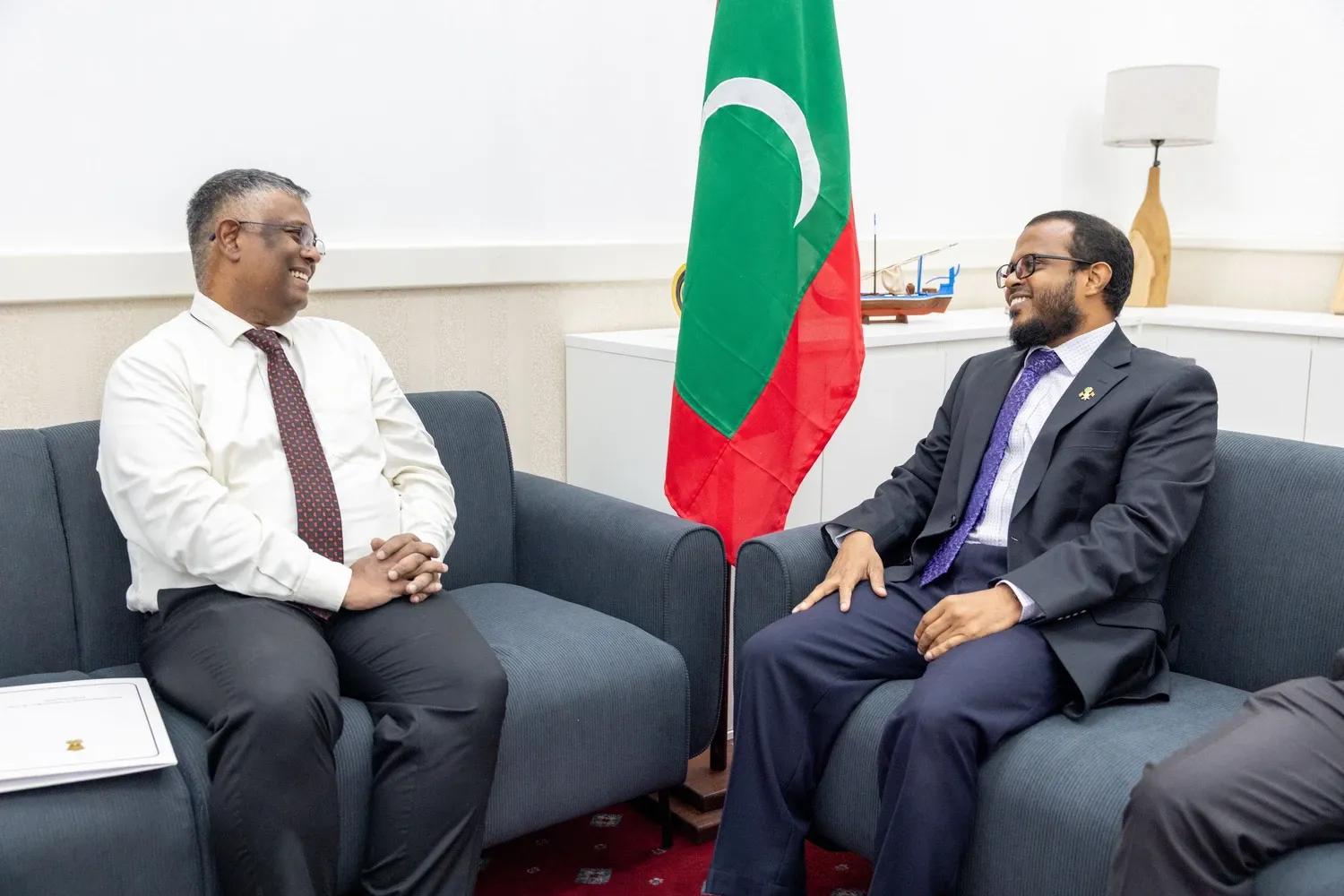 މި މަޝްވަރާތައް ކުރިއަށްދިޔައީ މޫސުމީ ބަދަލުތަކާއި ތިމާވެއްޓާއި ހަކަތައާ ބެހޭ ވަޒީރު ޢަލީ ޝަރީފުއާއި އިންޑިއާއިން ރާއްޖެއަށް ކަނޑައަޅުއްވާފައި ހުންނަވާ ސަފީރު ހިޒް އެކްސެލެންސީ ޖީ. ބާލަސުބްރަމާނިއަން ބޭއްވެވި ރަސްމީ ބައްދަލުކުރެއްވުމުގައެވެ.
