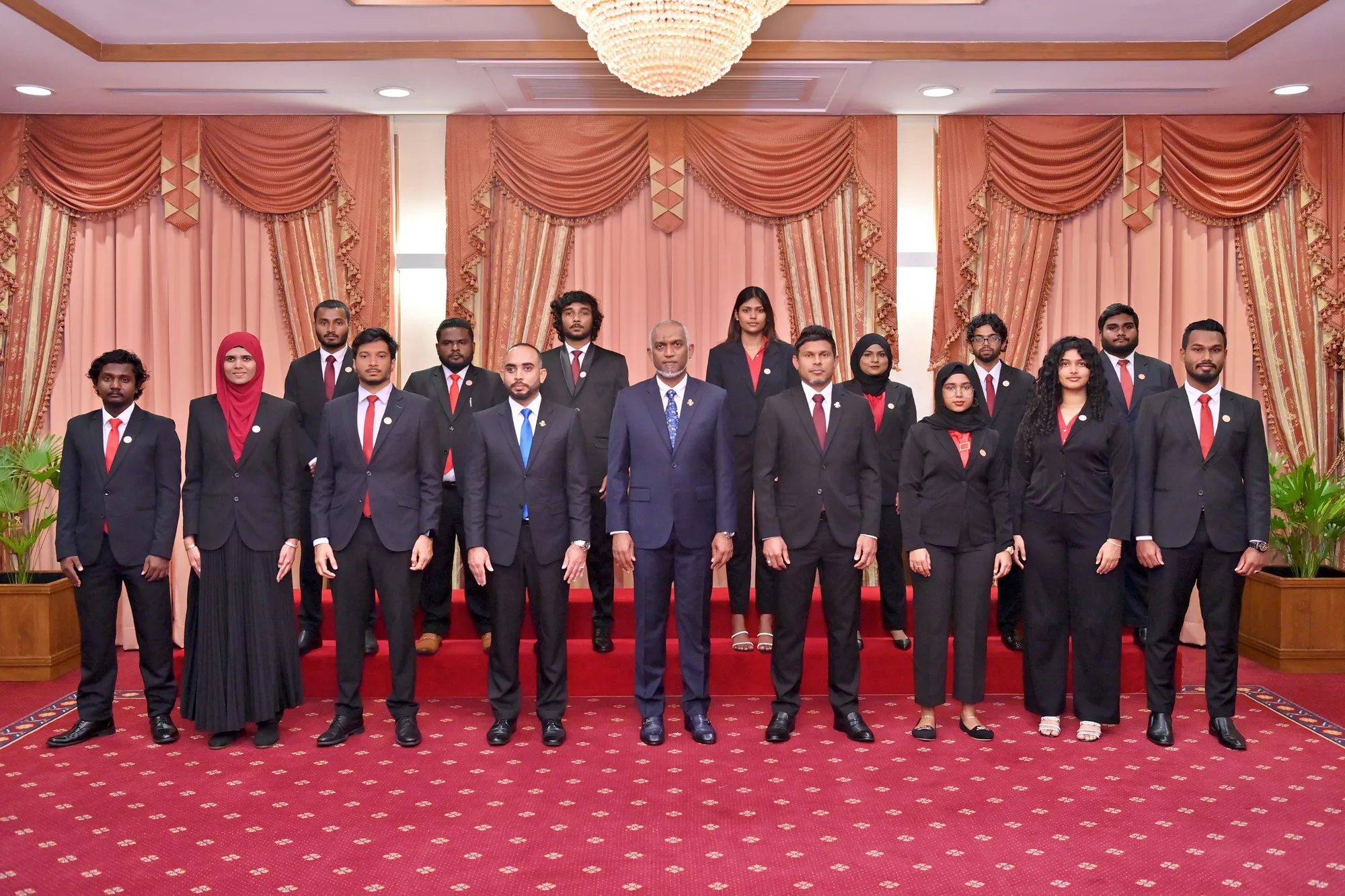 ރައީސް އަދި ނައިބު ރައީސް، ދިވެހި ޒުވާނުންގެ ގައުމީ ލަފާދޭ ކޮމިޓީގެ މެމްބަރުންނާއިއެކު-- ފޮޓޯ: ރައީސް އޮފީސް