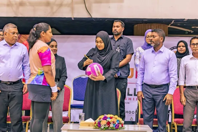 މެޑަމް ސާޖިދާ މުޙައްމަދު މުބާރާތުގެ ރަސްމީ ބޯޅައިގައި ސޮއިކުރައްވަނީ / ފޮޓޯ: މިނިސްޓްރީ އޮފް ޔޫތު އެމްޕަވަރމަންޓް، ސްޕޯޓްސް އެންޑް ފިޓްނަސް
