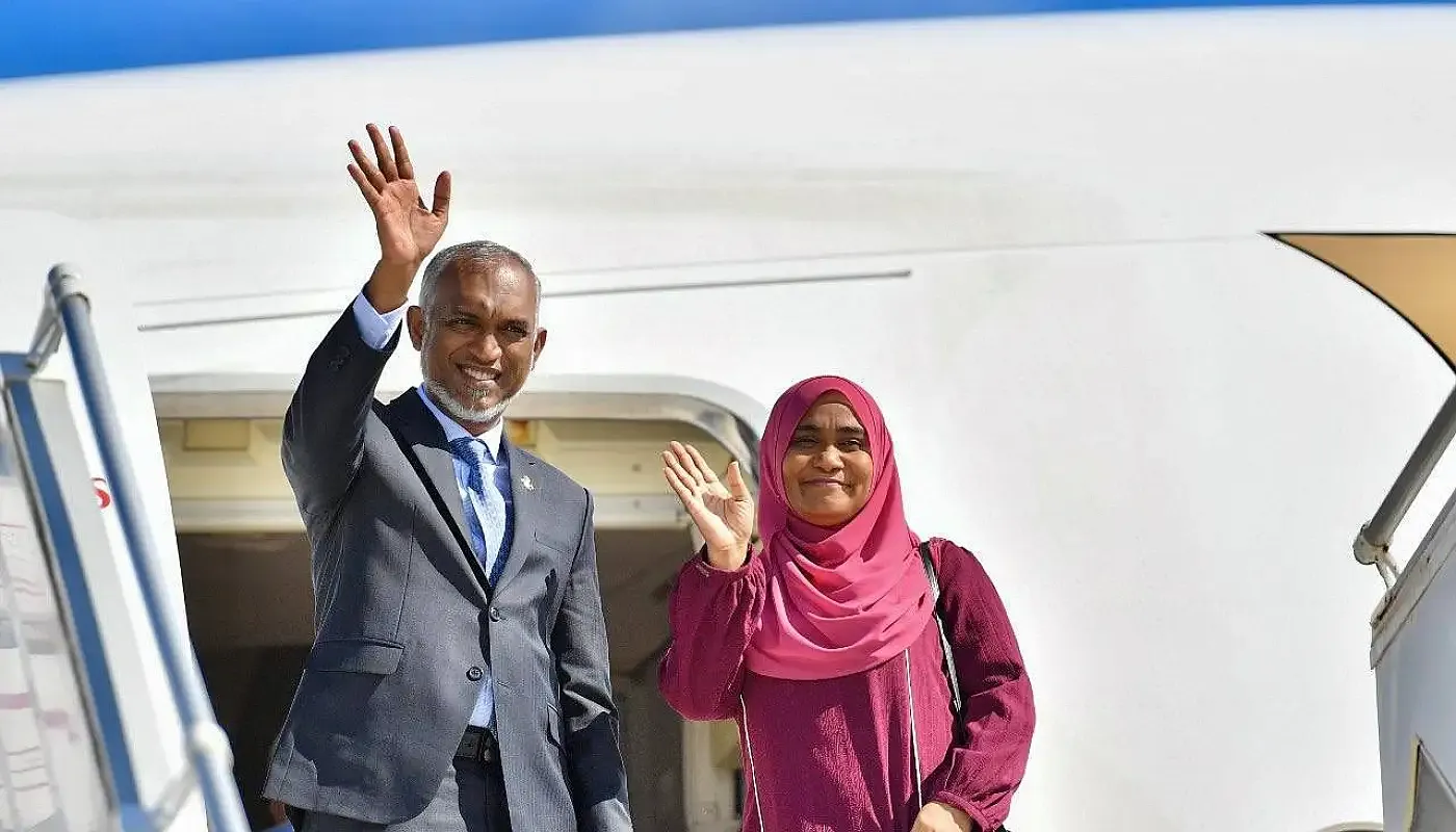 ރައީސް މުހައްމަދު މުއިއްޒާއި އެމަނިކުފާނުގެ އަނބިކަނބަލުން ސާޖިދާ އަހުމަދު ފުރާވަޑައިގަންނަވަނީ: ފައިލް ފޮޓޯ -- ރައީސް އޮފީސް