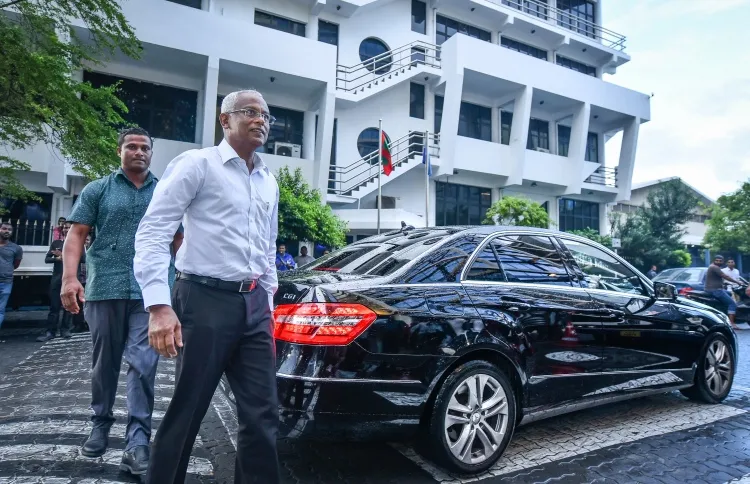ރައީސްގެ ކާރުކޮޅުގެ މައްޗަށް ފެން އެއްޗެއް ބަންޑުންކޮށްލި މައްސަލަ ބަލަނީ