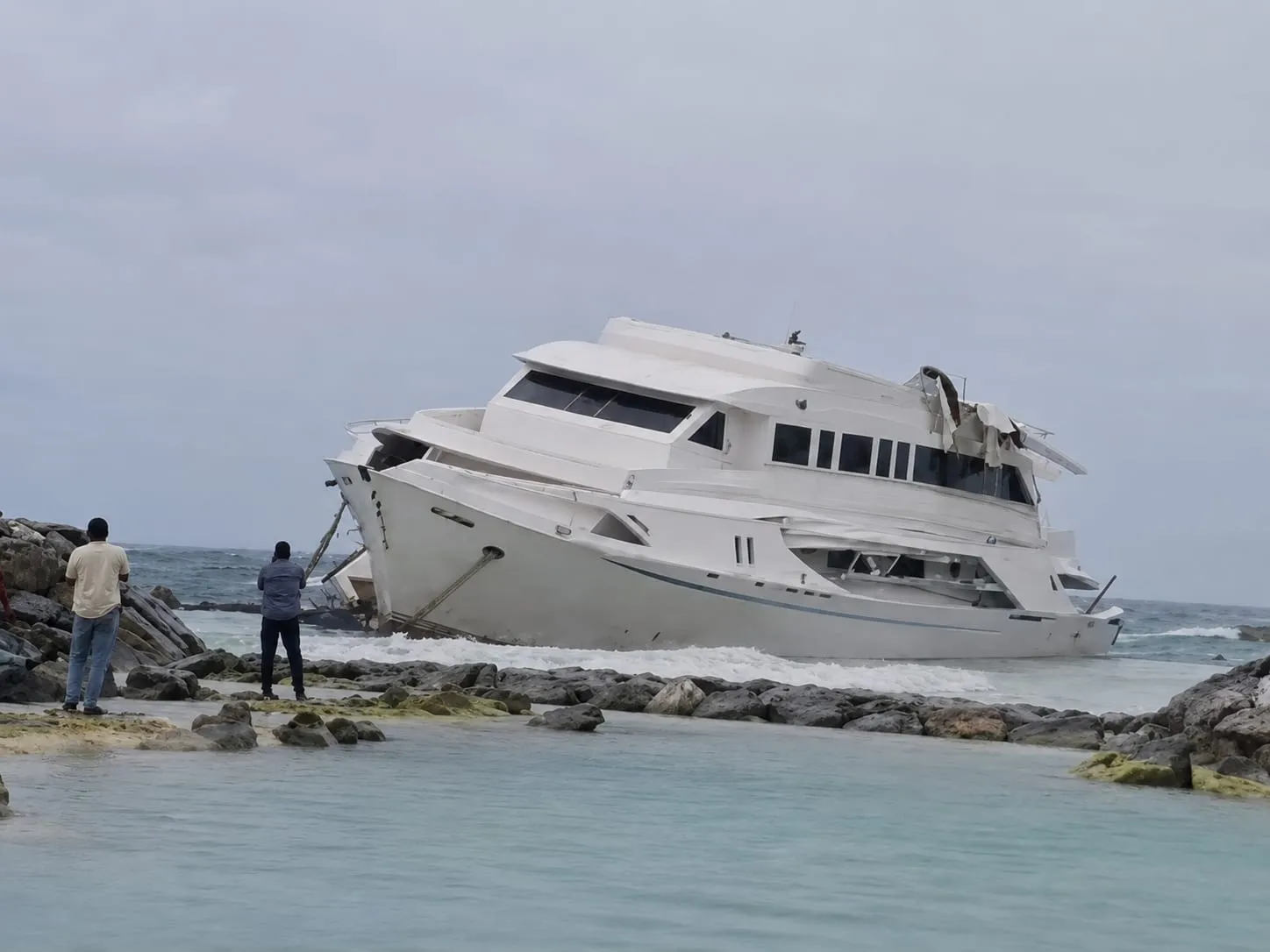ގަދަވަޔާއެކު ނަގިލި ކަހާލައިގެން މާފުށި ފަރަށް ސަފާރީއެއް އުރި ބޭނުން ނުކުރެވޭ ހާލަތައް