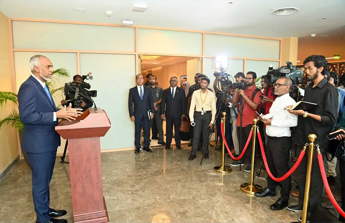 ރައީސް މުޢިއްޒު ނޫސްވެރިންނާ ބައްދަލު ކުރައްވަނީ: ފޮޓޯ/ ރައީސް އޮފީސް