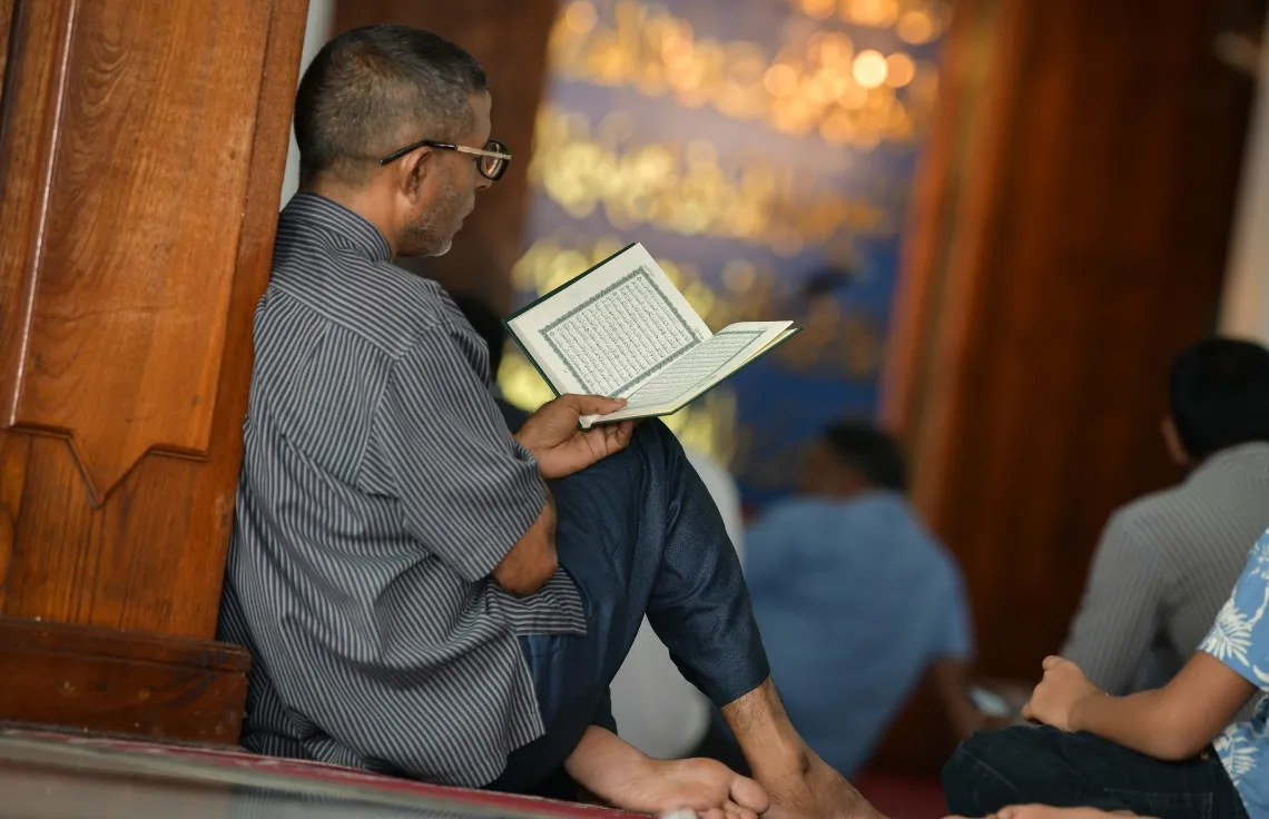 ރޯދަ މަހުގެ އަޅުކަމުގައި މީހަކު މިސްކިތުގައި