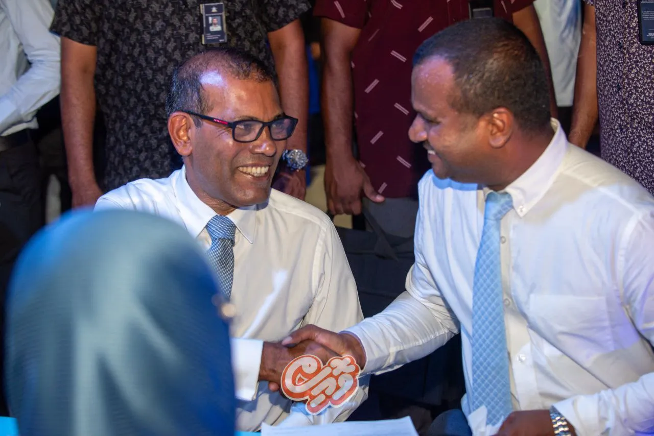 ރައީސް ނަޝީދު ދަ ޑިމޮކްރެޓްސްއަށް ސޮއިކުރައްވައިފި