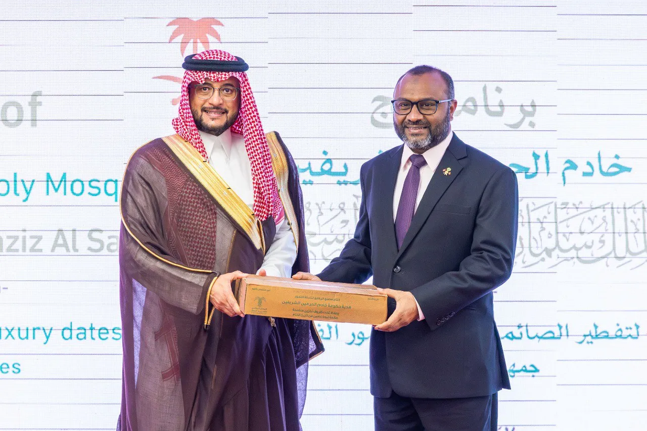 Minister of Islamic Affairs, Dr Mohamed Shaheem Ali Saeed (R) and  Saudi Ambassador to the Maldives, Yahya Hassan Algahtani (L) during the handover ceremony (Photo/Islamic Ministry)