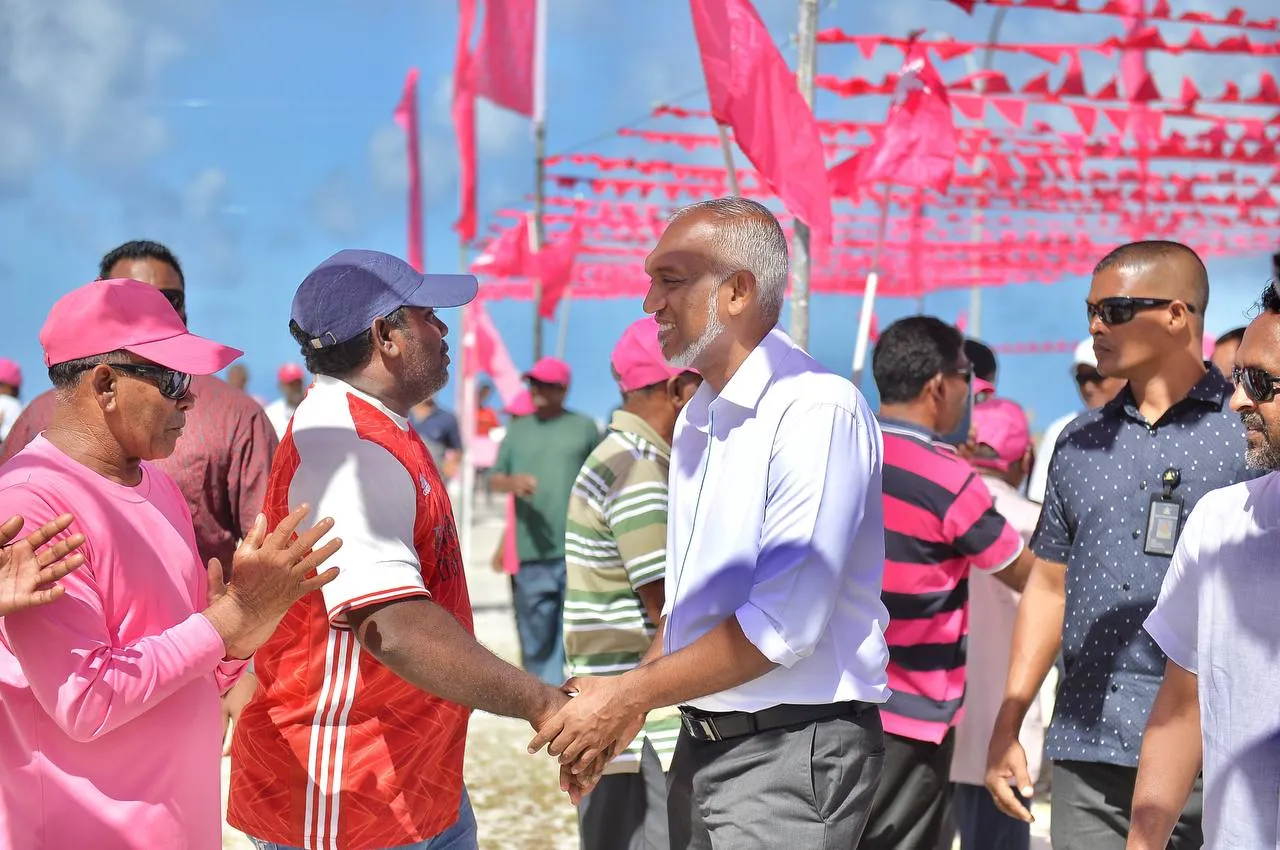 ޑރ މުއިއްޒަށް ދިއްގަރުން ހޫނު މަރުހަބާއެއް ކިފައިފި