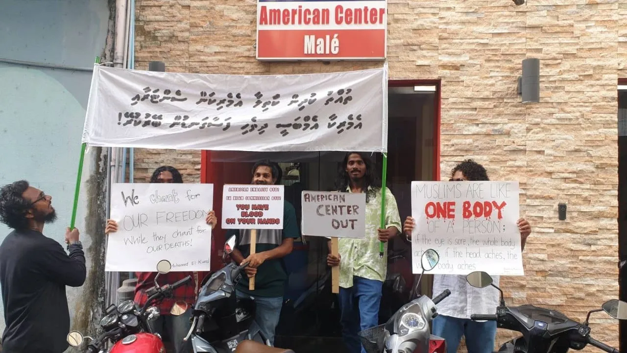ތުއްތު ކުދިން ކަތިލާ އެމެރިކާގެ ސެންޓަރާއި، އެމްބަސީ ދިވެހި ފަސްގަނޑުން ބޭރުކުރަން ގޮވާލައިފި!