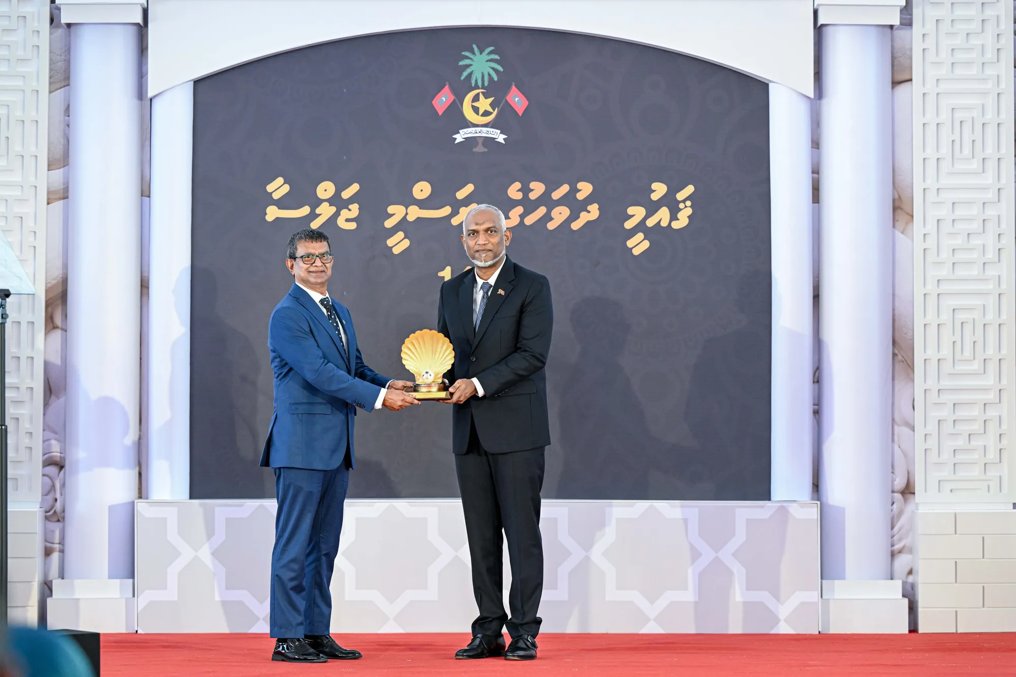 ދިވެހިބަހާއި އަދަބިއްޔާތުގެ ދާއިރާއިން ޝަރަފްވެރިކަމުގެ އިނާމް، ފަރެސް އަހުމަދު އާމިރަށް