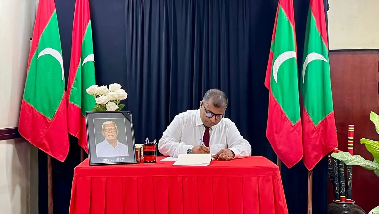 މަޑުލު ވަހީދުގެ ހަނދާނުގައި ތައުޒިޔާގެ ދަފްތަރެއް ހުޅުވުން (ފޮޓޯ/ދިވެހި ބަހުގެ މިނިސްޓްރީ)