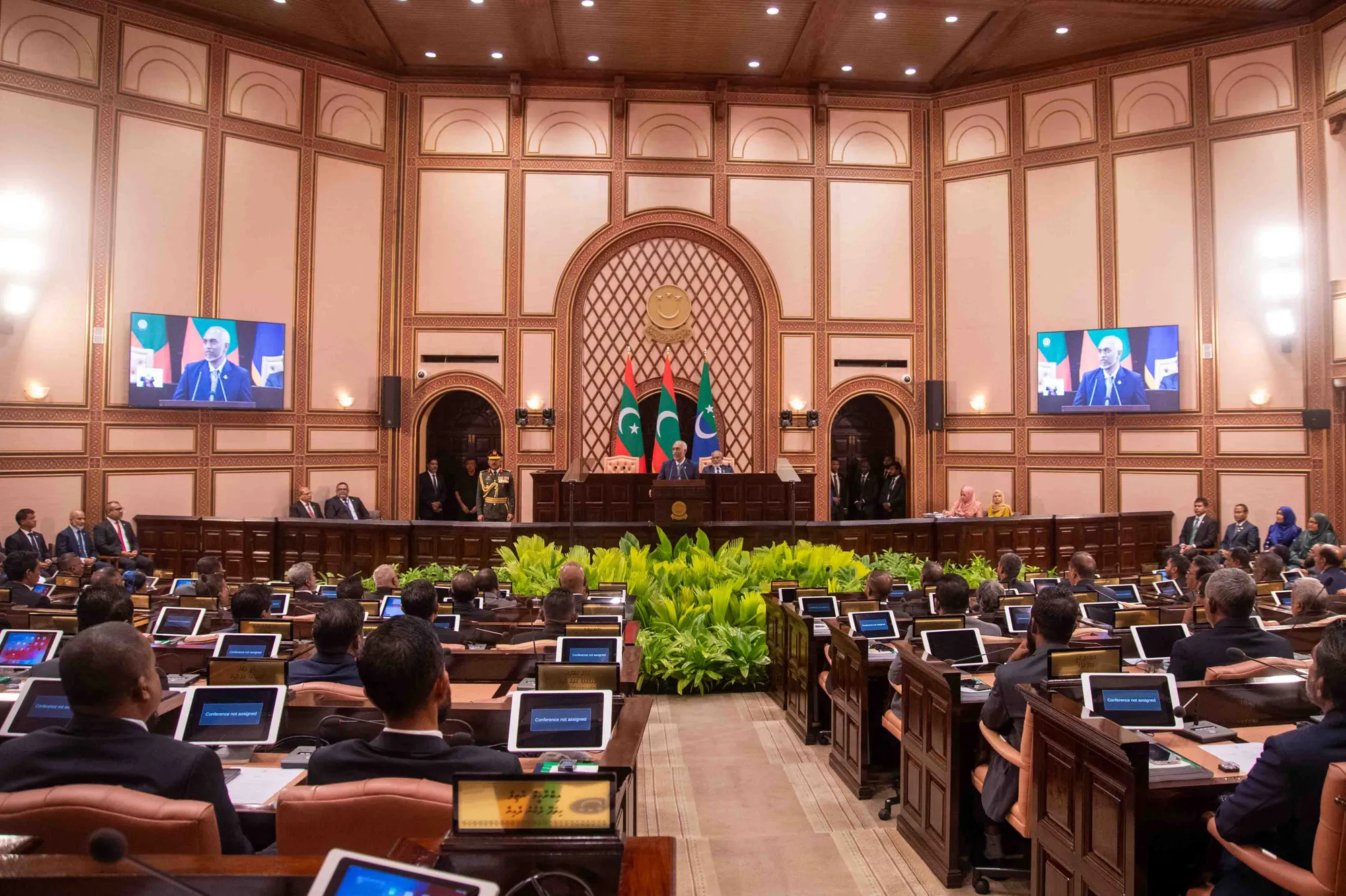 މީކާއީލްއާ ފިއްޓޭގެ ނަން އިއްވާ މަޖިލީހުގެ ތަޅުމުން ބޭރުކޮށްފި