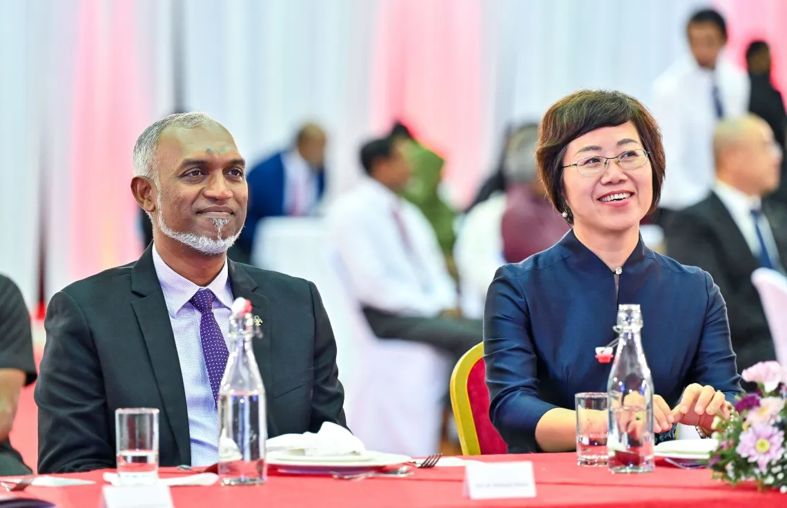 ރައީސް ޑރ މުހައްމަދު މުޢިއްޒު އާއި ރާއްޖޭގައި ހުންނަވާ ޗައިނާގެ ސަފީރު ވޭންގް ލިޒިން: ފޮޓޯ/ މިހާރު