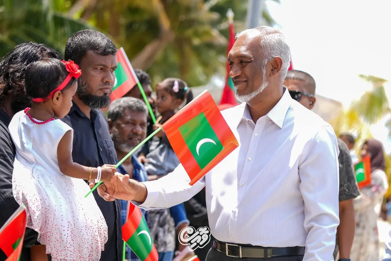 ރައީސް މުޢިއްޒު އަތޮޅު ތަކަށް ކުރެއްވި ދަތުރުފުޅުގެ ތެރެއިން: ފޮޓޯ/ ވޮއިސް